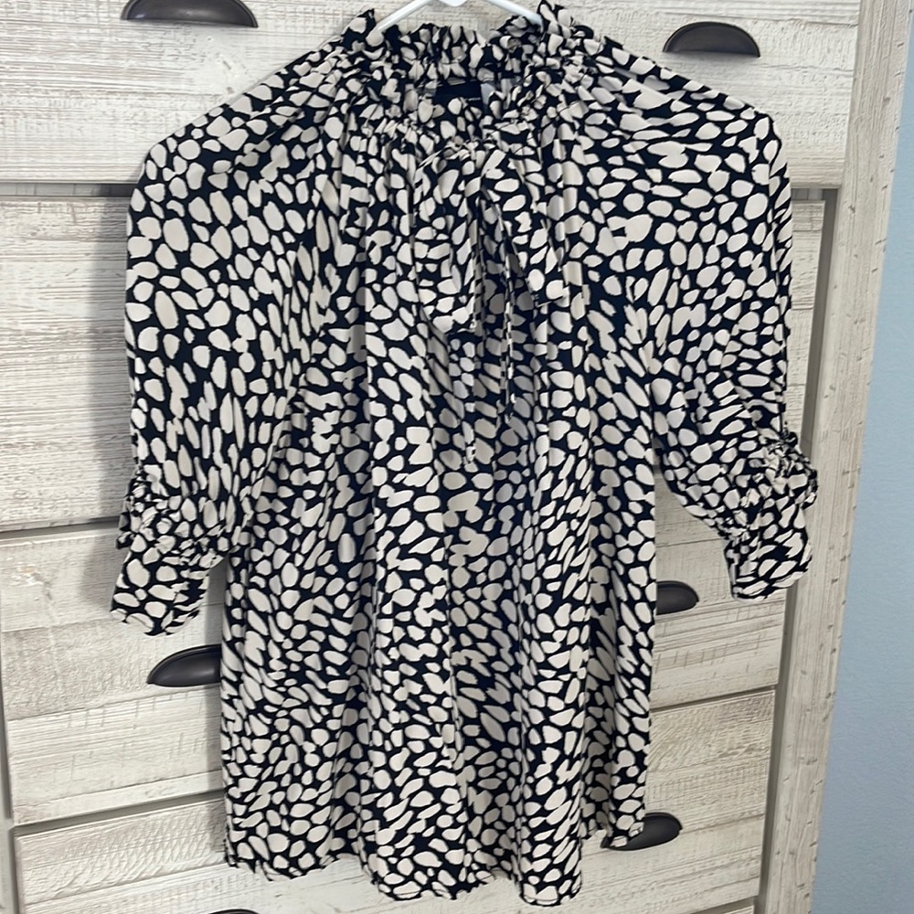 Size XS Who What Wear blouse. Black/cream color. Keyhole front with tie front.